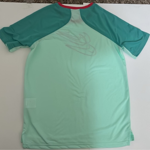 Nike bundle of 3 -
2 Tshirts and 1 zip up windbreaker - Picture 10 of 12